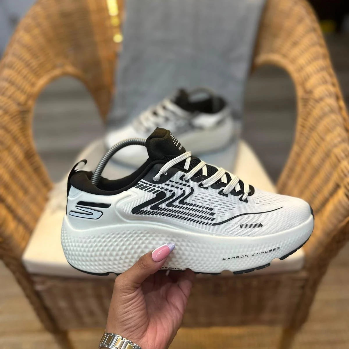Skechers Go Run Max Road 6 Hombre Negro Blanco Carbon Infused – Tenis Running Colombia JH Sport
