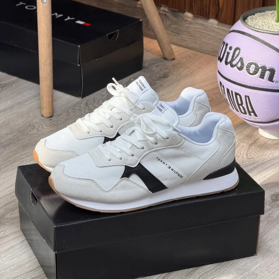 Tommy Hilfiger Runner Retro Hombre Gris Crema Franja Negra Suela Gum Caramelo – Tenis Premium Colombia JH Sport