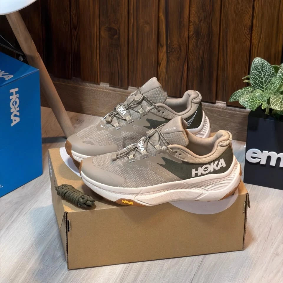 Hoka Transport Vibram Hombre Gris Oliva Suela Blanca – Tenis Lifestyle Premium Colombia JH Sport