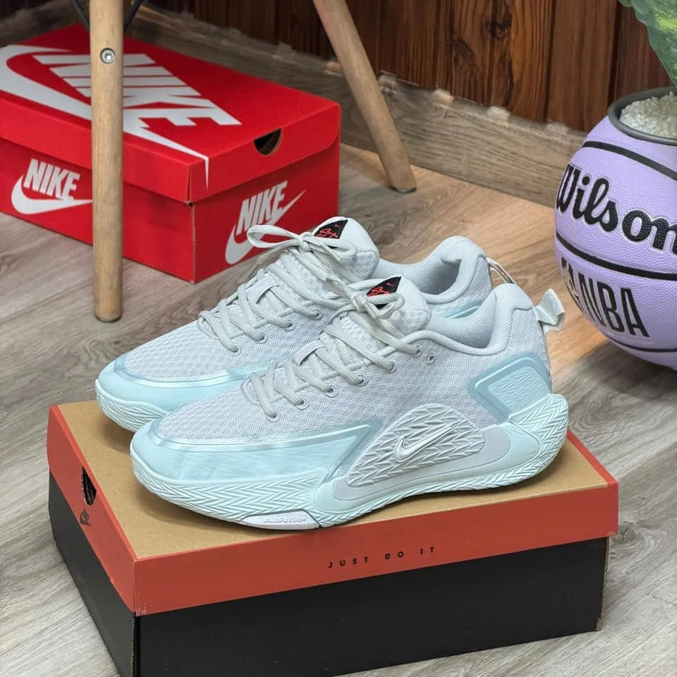 Nike Giannis Immortality hombre colorway gris claro total, suela blanca con patrón zigzag